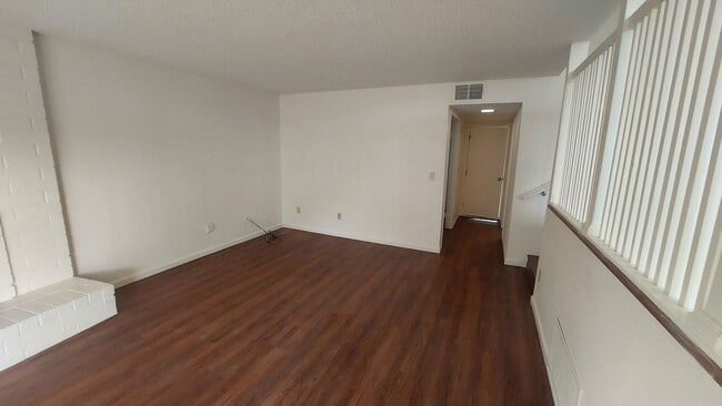 Building Photo - Spacious 4 bedroom, 3 bath home Tri-level in the Scottsdale East Area between Florin Rd and Gerbe...