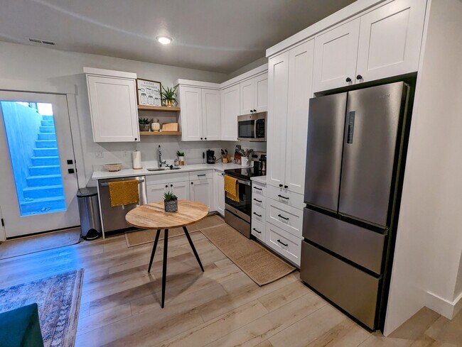 Building Photo - 134 N Welden Way