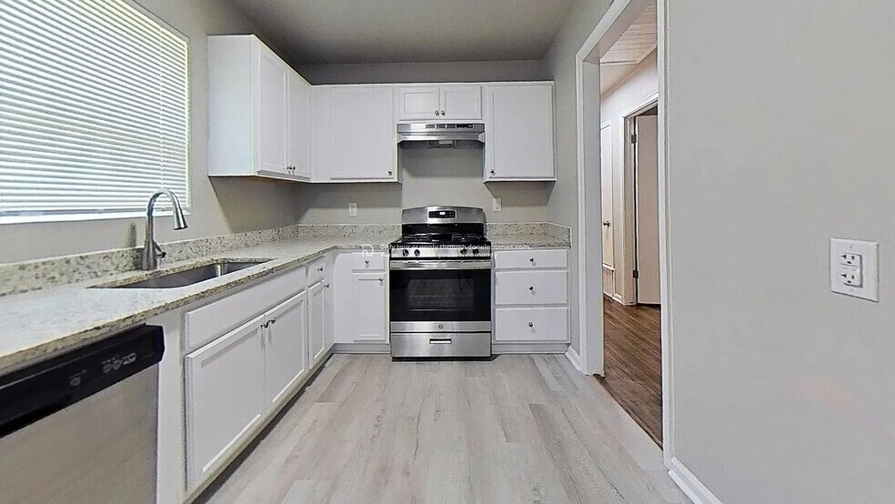 Building Photo - 417 W 65th Pl N