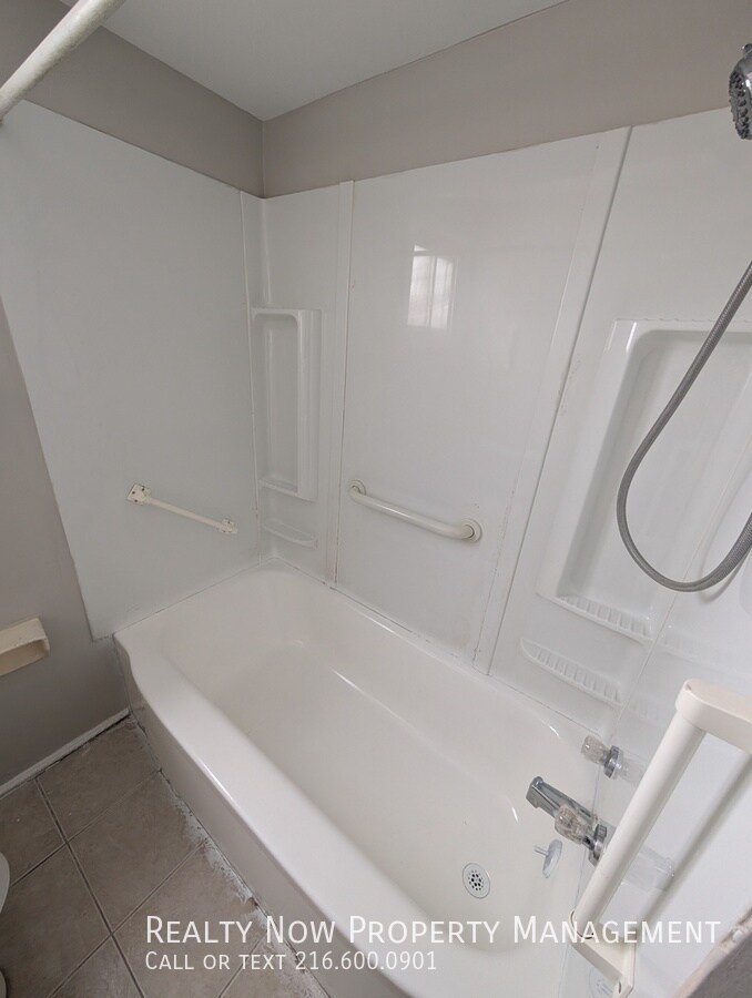 Building Photo - 13604 Oak Park Blvd