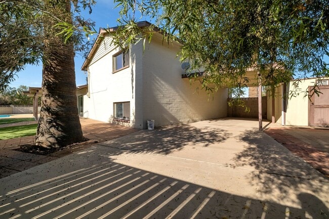 Building Photo - Large Trilevel home backing 60 with pool and close to ASU