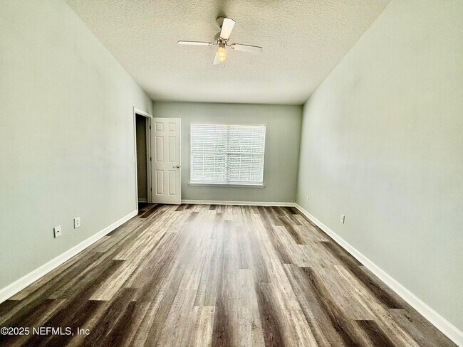 Building Photo - 6967 Roundleaf Dr