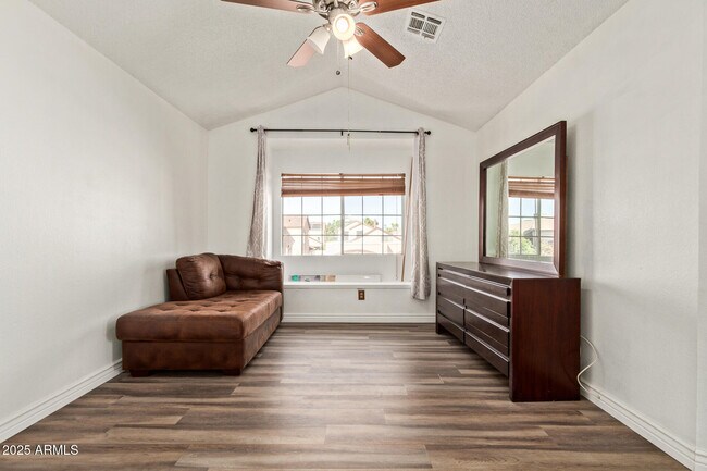 Building Photo - 501 E Topeka Dr