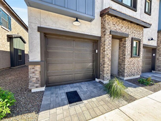 Building Photo - Stunning New 3Beds/2.5Bath Townhome in Phoenix, AZ!