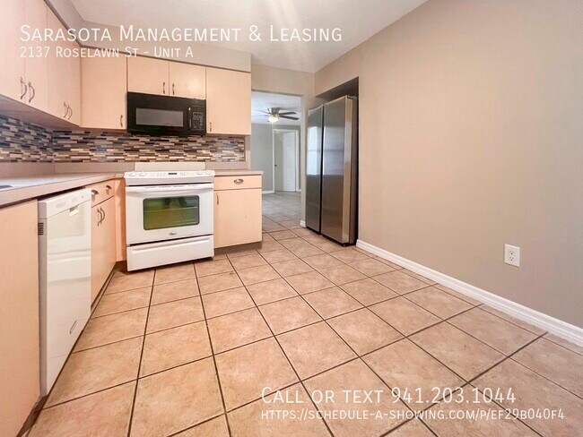 Building Photo - 2137 Roselawn St
