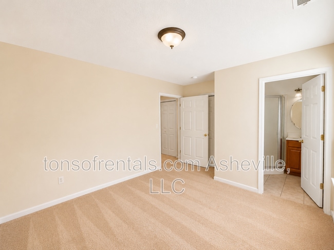Building Photo - 28 Rotunda Cir