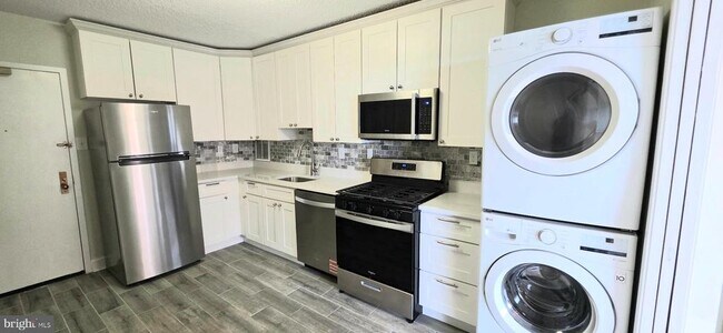 Building Photo - 3705 S George Mason Dr