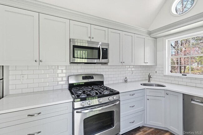 Building Photo - 1936 Longvue St