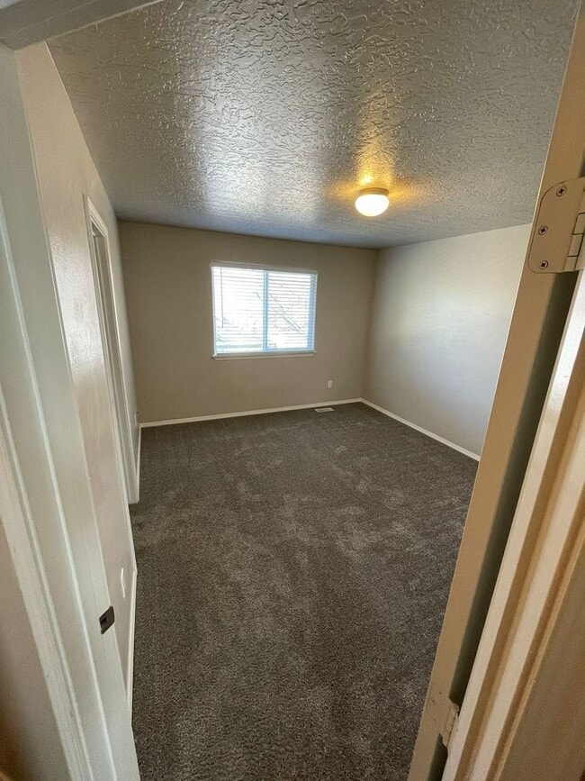 Building Photo - Ready Now / 4 Bed PLUS Large BONUS ROOM and 2.5 BA great spacious home!