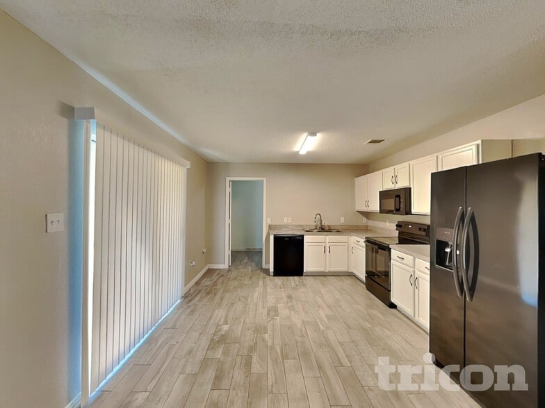 Building Photo - 210 Vivian Dr