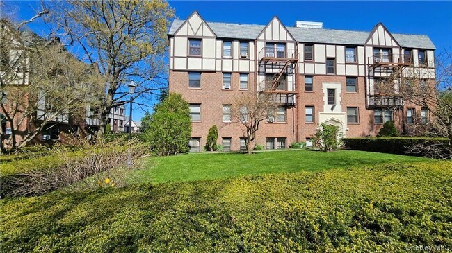 Building Photo - 3 Greenridge Ave