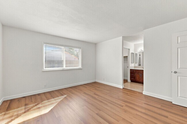 Building Photo - 560 Glenburry Way