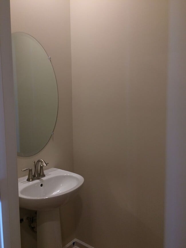 Building Photo - Beautiful townhome in International Club