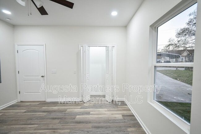 Building Photo - 2122 Circular Dr