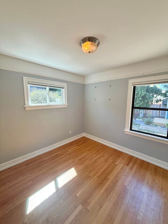 Building Photo - Stylish 3-Bed, 2-Bath Home in the Heart of...