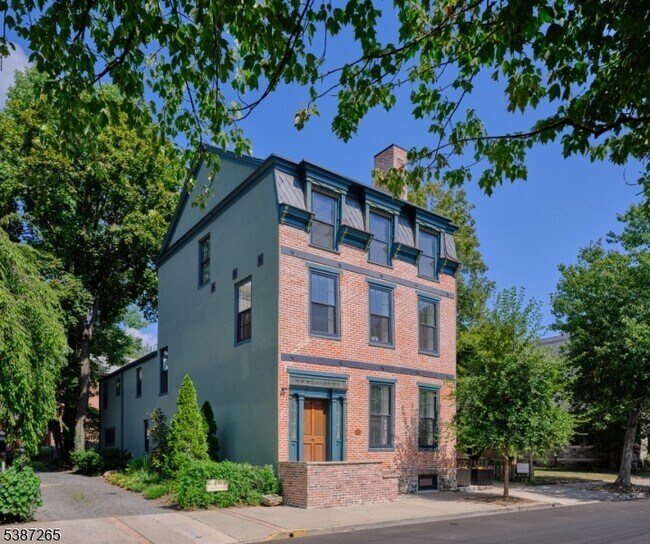 Building Photo - 46 York St