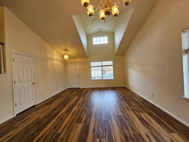 Building Photo - Stunning Brighton Home - Lots of Space - B...