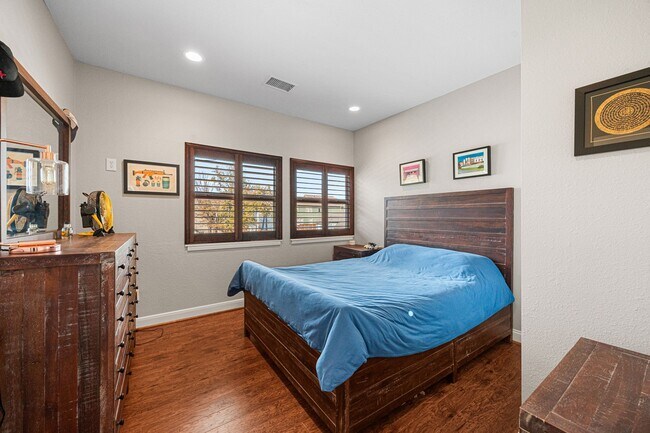 Building Photo - 202 E 7th St