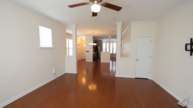 Building Photo - End Unit Townhome in Highland Creek Community!