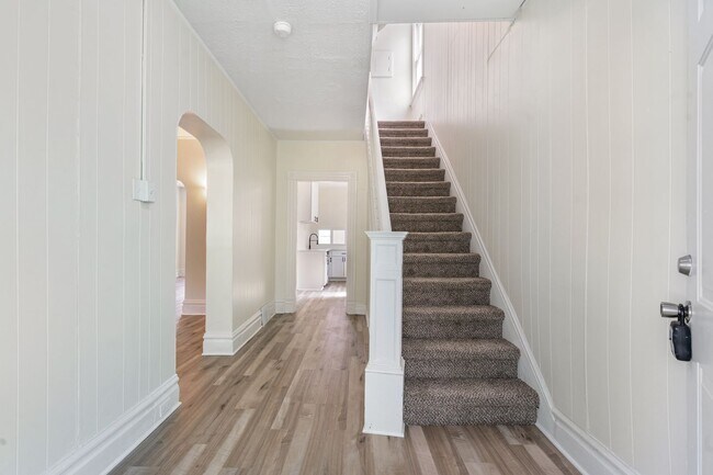 Building Photo - Spacious 4 Bed, 1 Bath Home w/ Bonus Rooms, Off-Street Parking - Available Now in Sheraden!