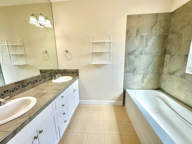 Building Photo - Spacious 3bed/3.5bath Townhome in West Sea...