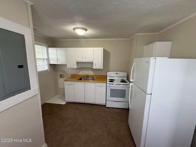 Building Photo - 2253 Onslow Dr