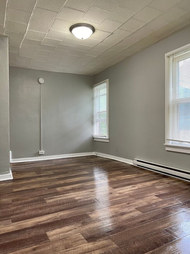 Building Photo - Darling 2 Bedroom 1 Bathroom Home in Minne...