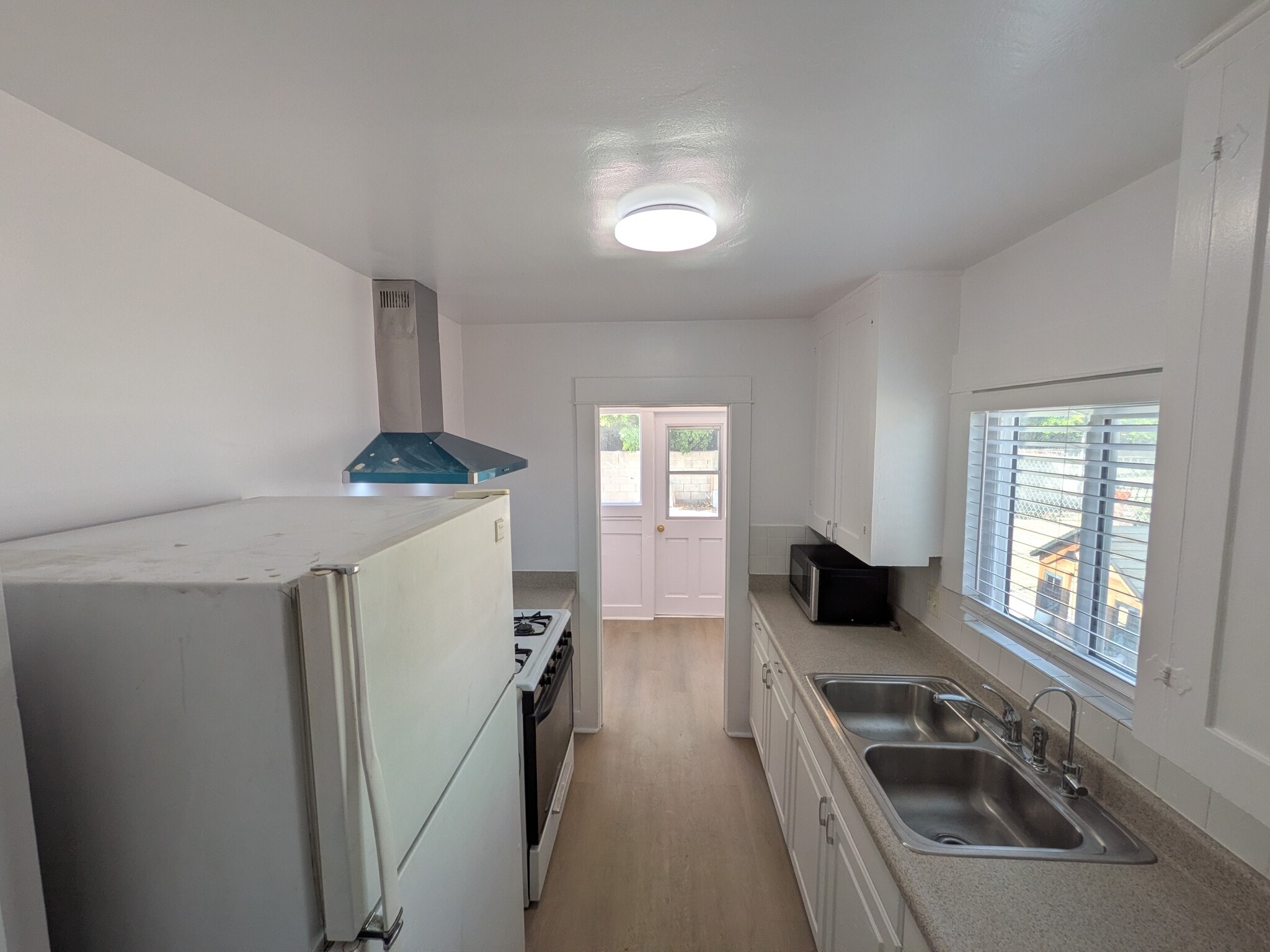 Kitchen seen from living room - 1117 Raleigh St