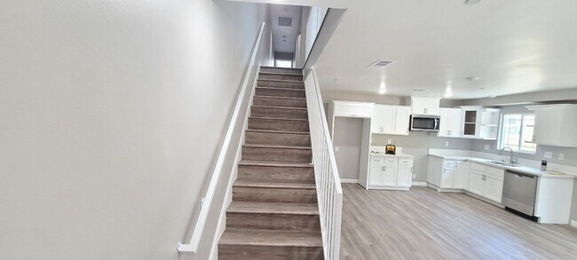Building Photo - ROW (916)