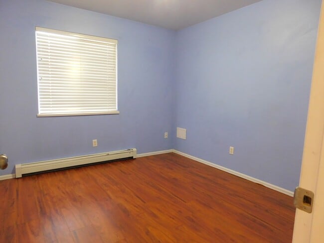Building Photo - Spacious Home in Fruitvale