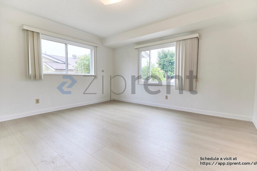 Building Photo - 630 La Presa Dr
