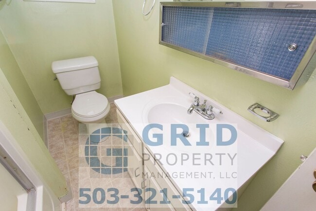 Building Photo - Spacious Two Bedroom Home with Backyard - N Portland!