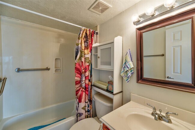 Building Photo - 445 Carolcrest Ln
