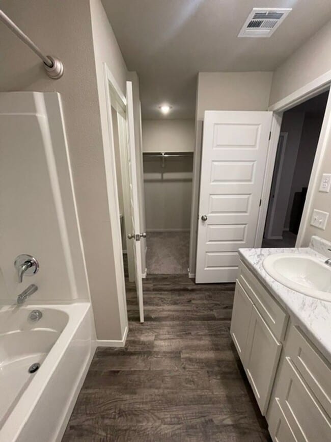 Building Photo - 4 Bed | 2 Bath in Broken Arrow!