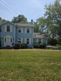 Building Photo - 2 bedroom 1.5 bath townhome in Hendersonville with garage