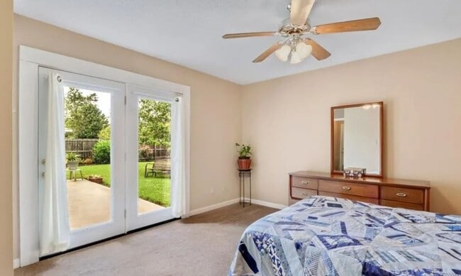 Building Photo - Charming 3 Bed / 2 Bath Home with Split Fl...