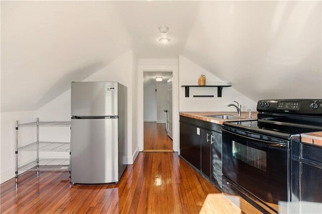 Building Photo - 31 Bayside Ave