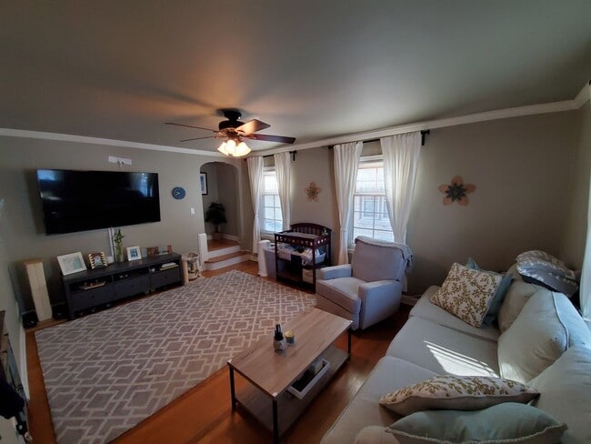 Building Photo - Cute 2 bedroom cape cod