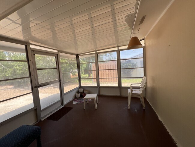 Building Photo - 10802 Laburnum Dr