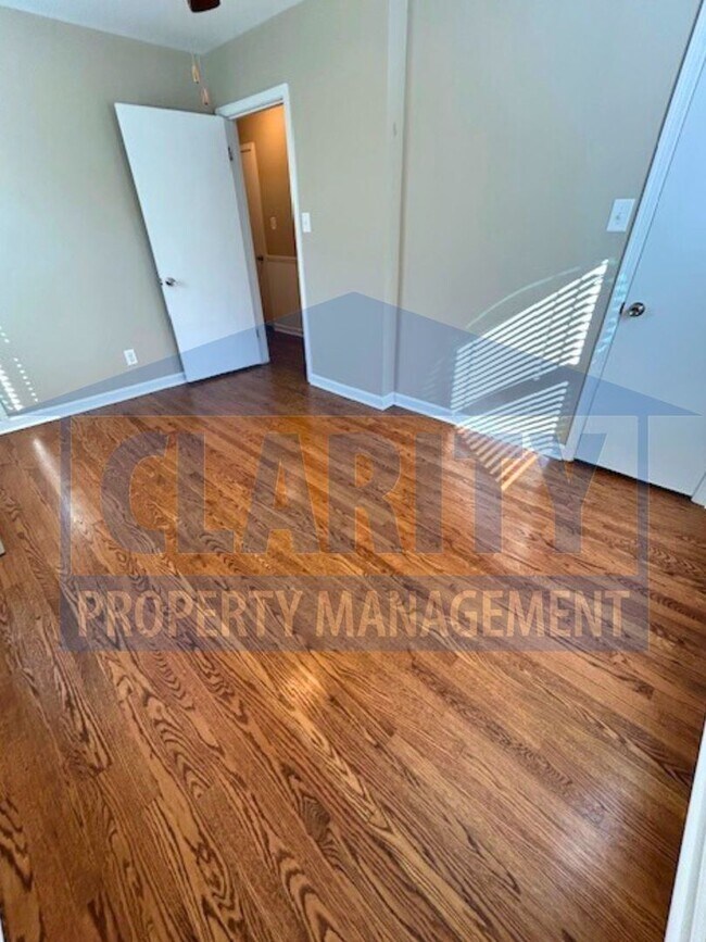 Building Photo - Three bedroom home in Downtown Cleveland!