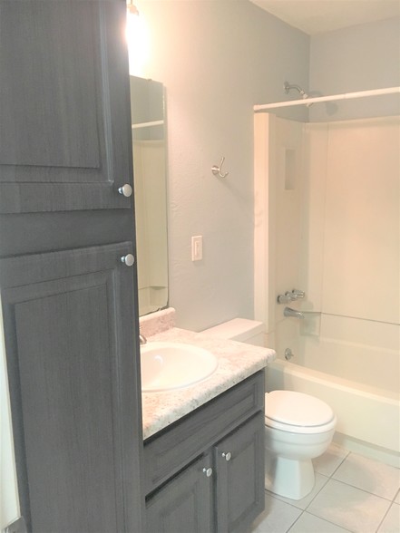 Building Photo - Bay Oaks Condominiums I