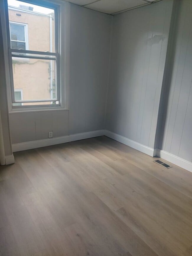 Building Photo - 846 S Alden St