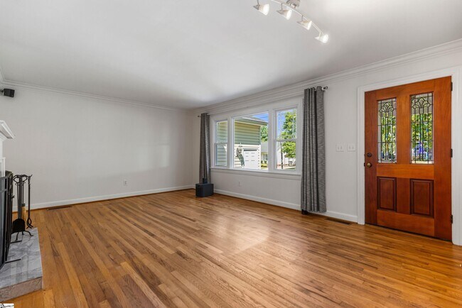 Building Photo - 112 N Rockview Dr