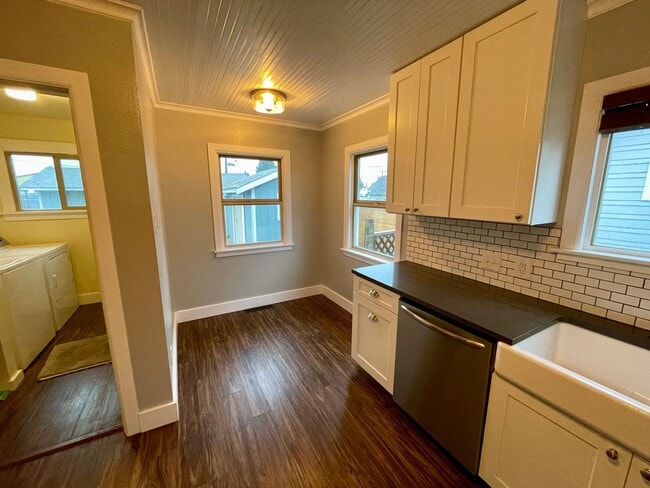 Building Photo - Charming Renovated 3-Bed, 2-Bath Home with Spacious Yard in Lincoln District
