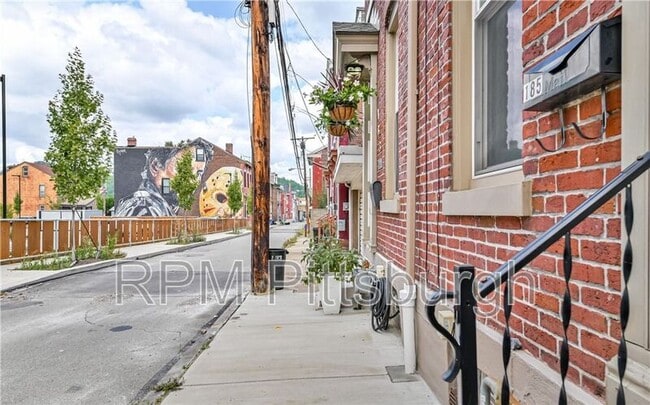 Building Photo - 185 Almond Wy