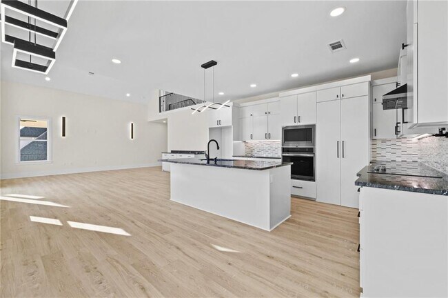 Building Photo - 2170 Hopkins Ln