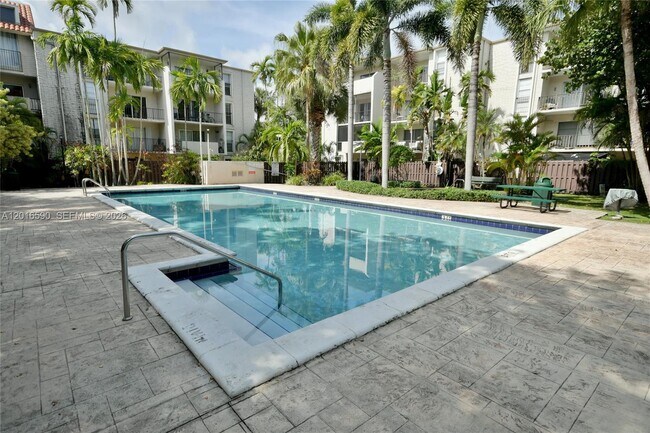Building Photo - 6884 N Kendall Dr