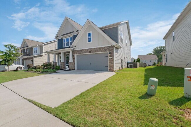 Building Photo - Beautiful Upscale Executive Home with Pool 4B/3Bth with 3,100 sqft