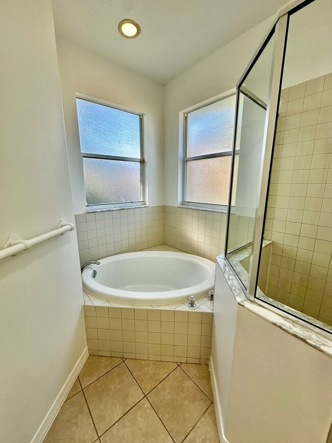 Building Photo - *Move In Ready* Bright & Spacious 3BR/2BA Home with Open Layout & Huge Backyard in Orlando