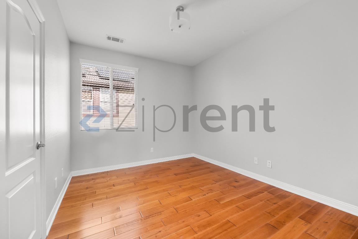 Building Photo - Unit